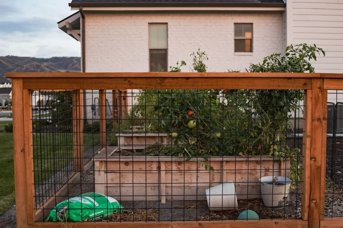 Box wire cedar fence built by High & Tight Fencing in Draper, Utah